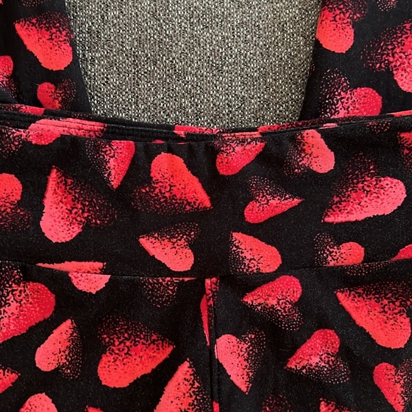 LuLaRoe Heart Print Leggings. One size - Picture 7 of 7